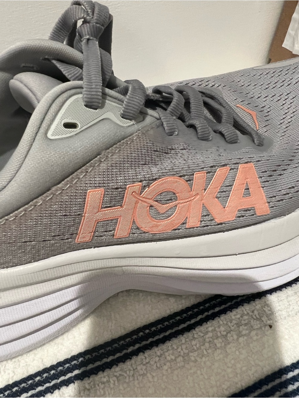 HOKA Women's Bondi 8 B width Shoes Size 6.5US - Grey/Pink